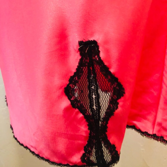 Nighty pink satin and black lace. - Picture 5 of 5